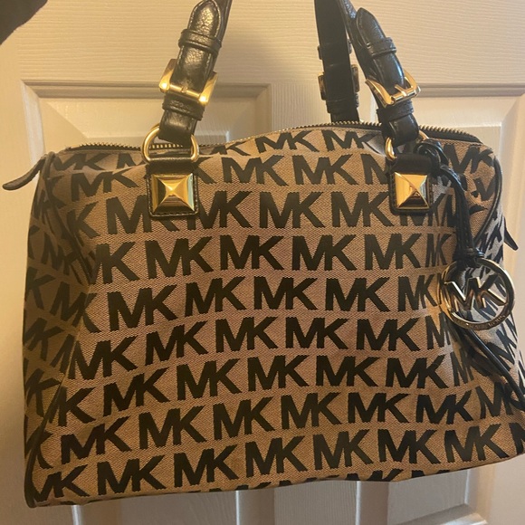 Michael Kors Purse with gold outline - Picture 3 of 3